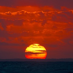sol pintando el atardecer sobre el mar
